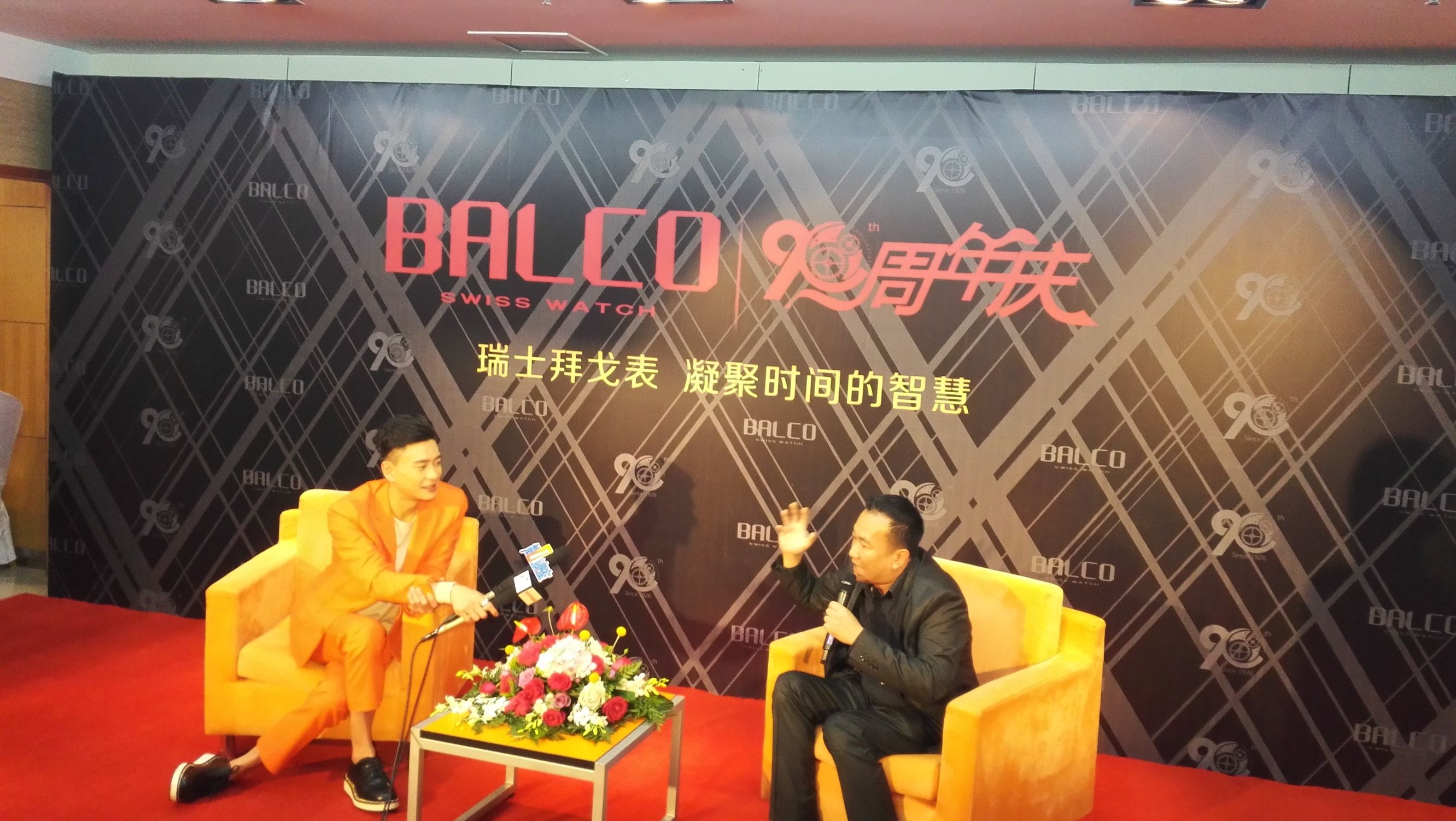 武汉上演光影盛宴庆祝建党百年,武汉致敬祖国灯光秀