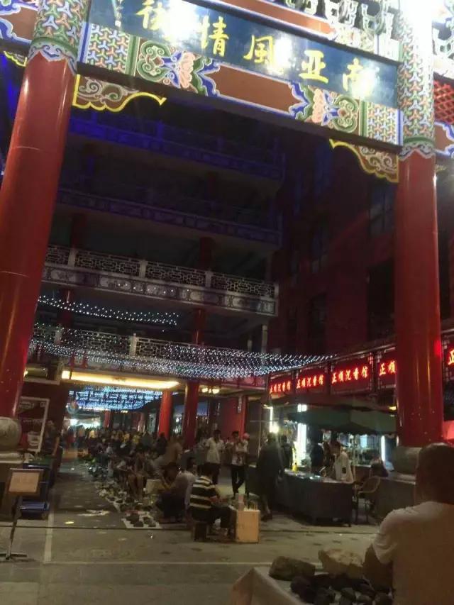 下雨的星光夜市视频大全,雨天的夜市