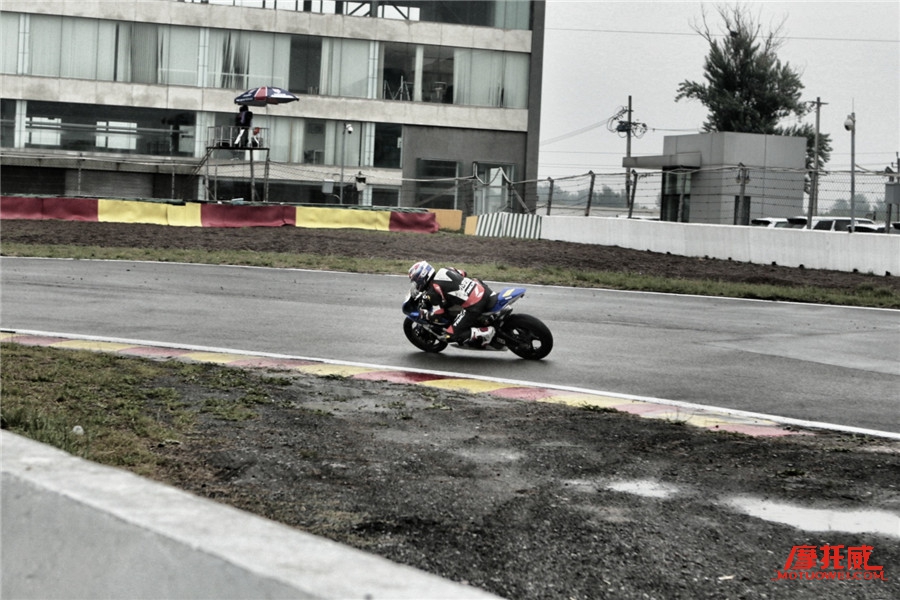 “旱鸭子与水怪”2016我是车手挑战赛首战摩托车组