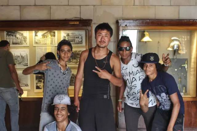 旅行叫他变沧桑，也叫他犯二，但还是死性不改