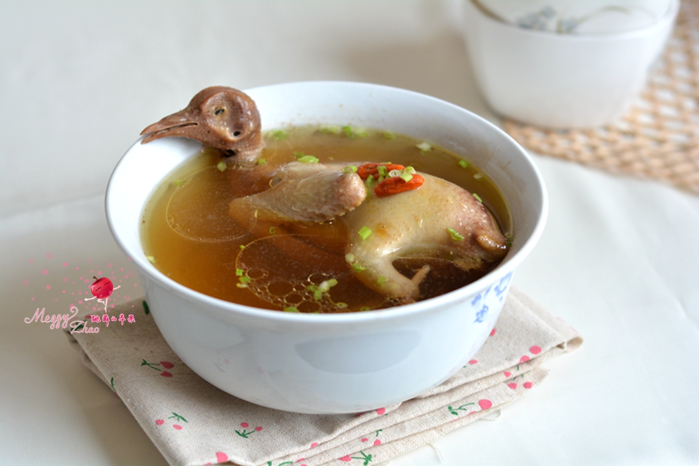 今天我狠狠心买了一只鸽子，终于知道为什么鸽子汤这么受欢迎了！