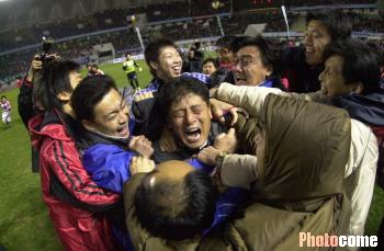 他训斥中国不职业球员，暗批老板“言而无信”，但深受球迷喜爱