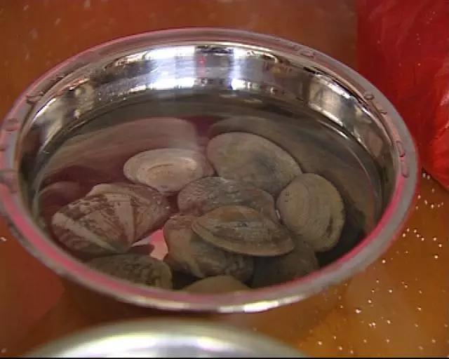 往水里扔一把“白色粉末”,一动不动的花蛤立马“回光返照”!这