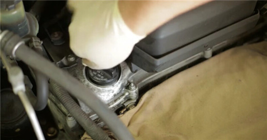 机油怎么看该换了还是该加了,汽车加机油的四大误区