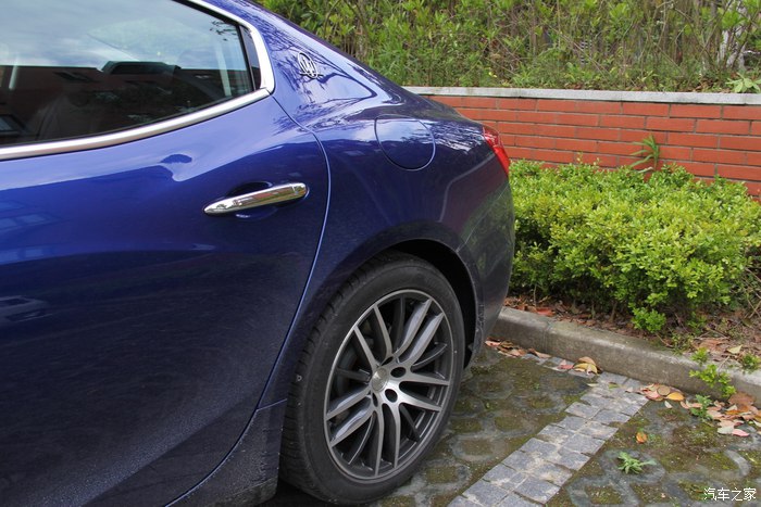 美女开玛莎拉蒂高速实拍原声视频,女车主提车