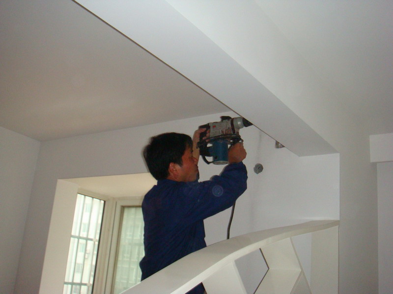 如何在墙上打孔不掉墙皮,装修铲房顶墙皮最快的方法