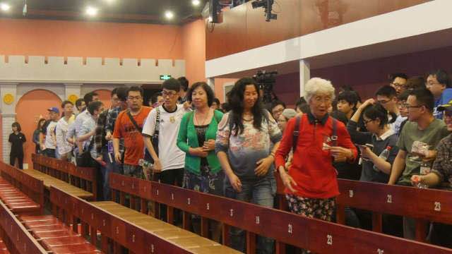 BEJ48继75岁奶奶粉后迎来2岁海外小粉丝