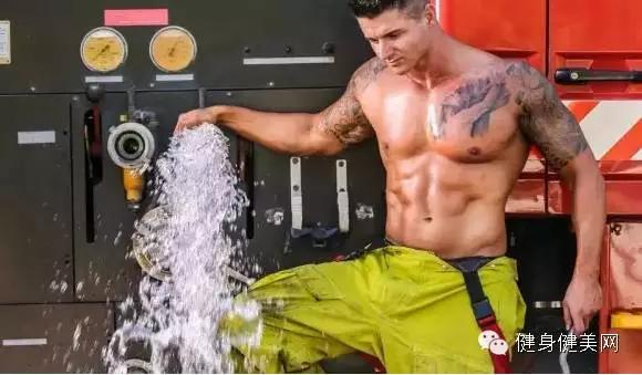 秀了身材，做了公益，还惹火了一大帮妹子...