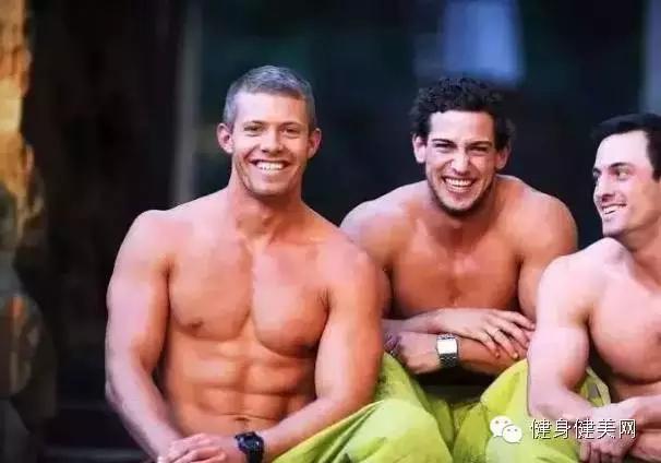 秀了身材，做了公益，还惹火了一大帮妹子...