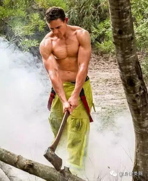 秀了身材，做了公益，还惹火了一大帮妹子...