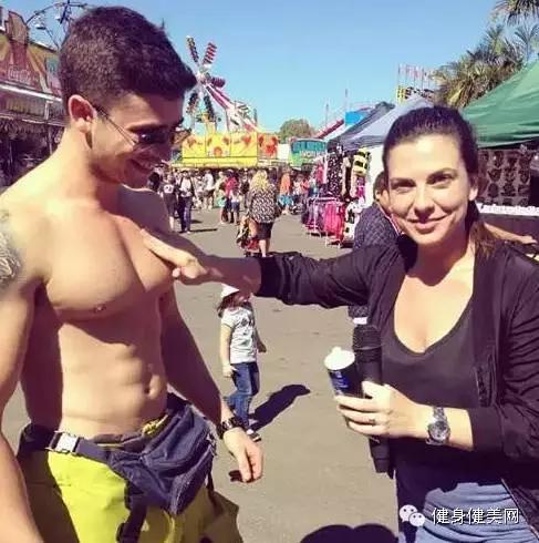 秀了身材，做了公益，还惹火了一大帮妹子...