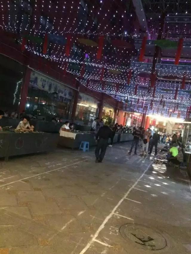 下雨的星光夜市视频大全,雨天的夜市