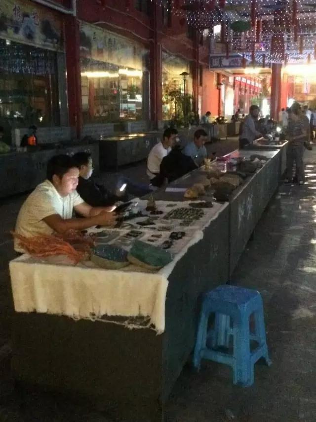 下雨的星光夜市视频大全,雨天的夜市