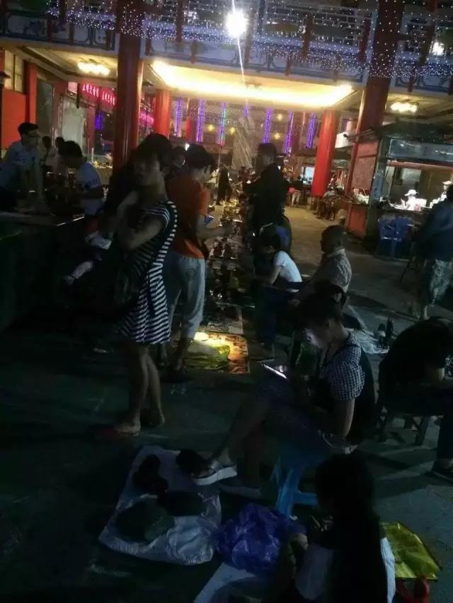 下雨的星光夜市视频大全,雨天的夜市