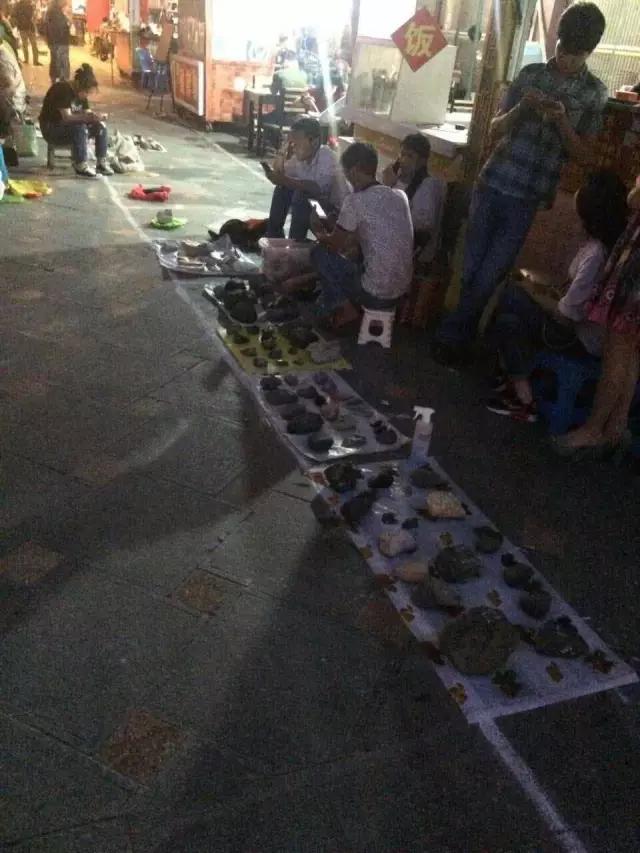 下雨的星光夜市视频大全,雨天的夜市