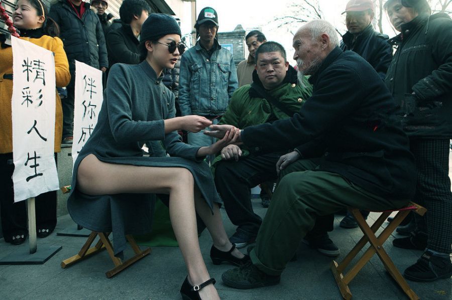 给美女看了个相，差点被阉了