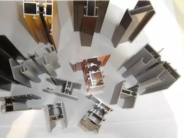 生活是不容易的且行且珍惜,生活如履薄冰且行且珍惜