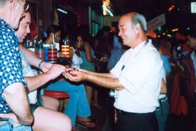 用套套挽救770万人生命！这个75岁泰国老头做到了！