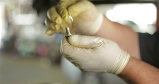 机油怎么看该换了还是该加了,汽车加机油的四大误区