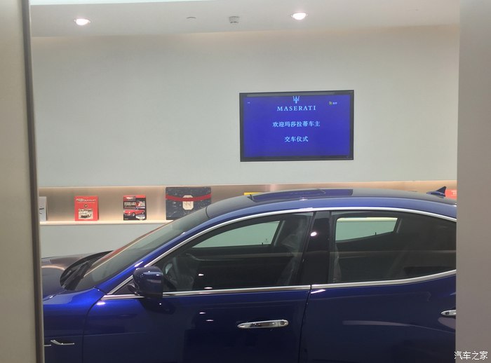 美女开玛莎拉蒂高速实拍原声视频,女车主提车