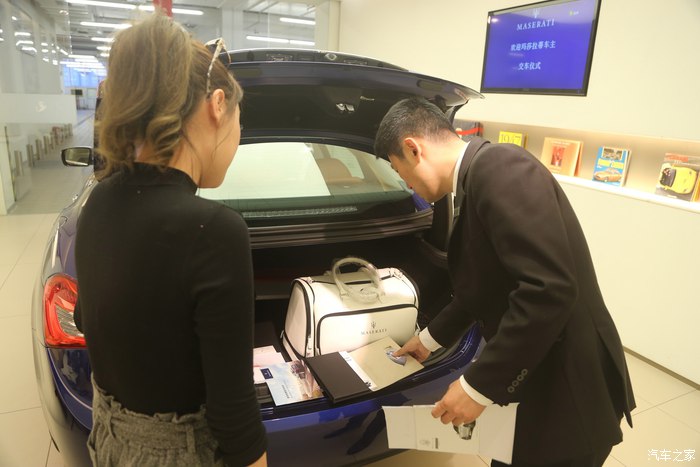 美女开玛莎拉蒂高速实拍原声视频,女车主提车