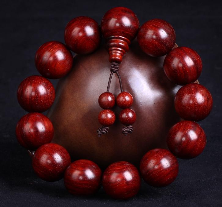 小叶紫檀佛珠大小的讲究,小叶紫檀佩戴讲究