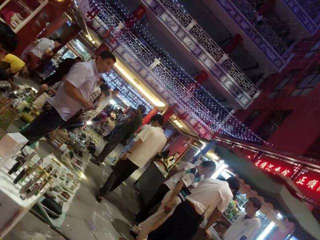 下雨的星光夜市视频大全,雨天的夜市