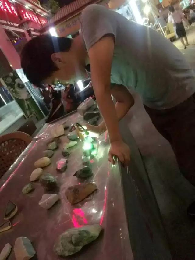 下雨的星光夜市视频大全,雨天的夜市