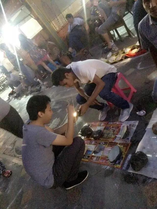 下雨的星光夜市视频大全,雨天的夜市