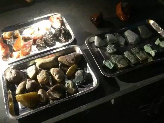 下雨的星光夜市视频大全,雨天的夜市