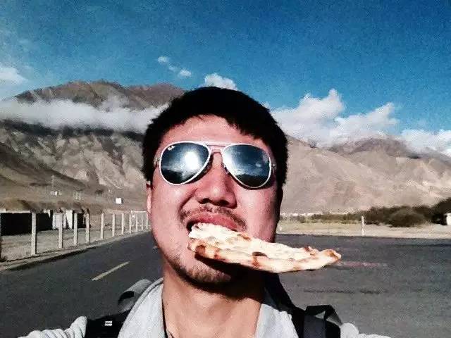 旅行叫他变沧桑，也叫他犯二，但还是死性不改