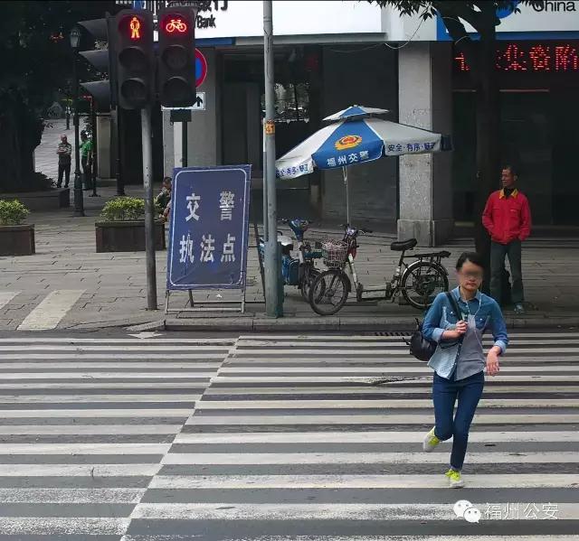 福州闯红灯多久能查出来,福州市十字路口红绿灯抓拍