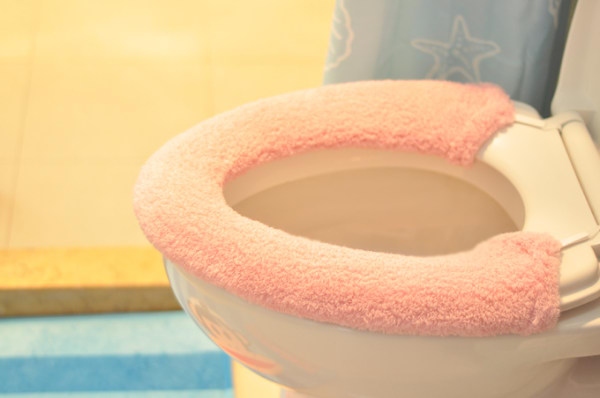 女婴屁股有小红泡,女婴屁股前边发红有小颗粒