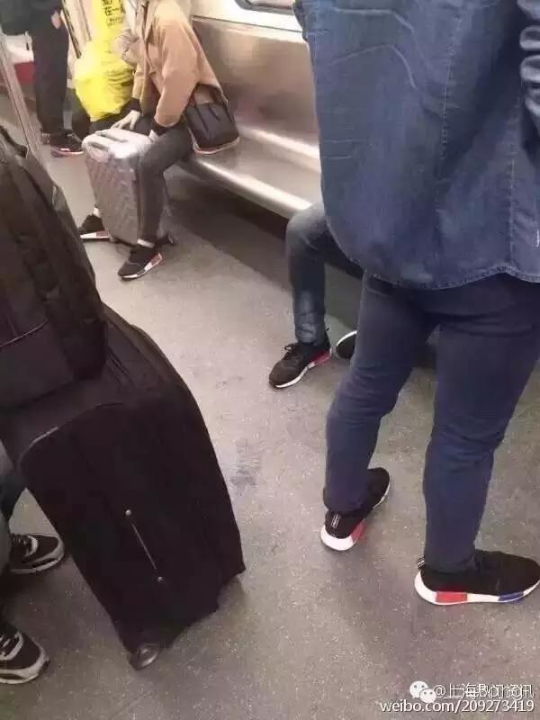 撞衫撞鞋了,撞衫就算了居然还撞鞋