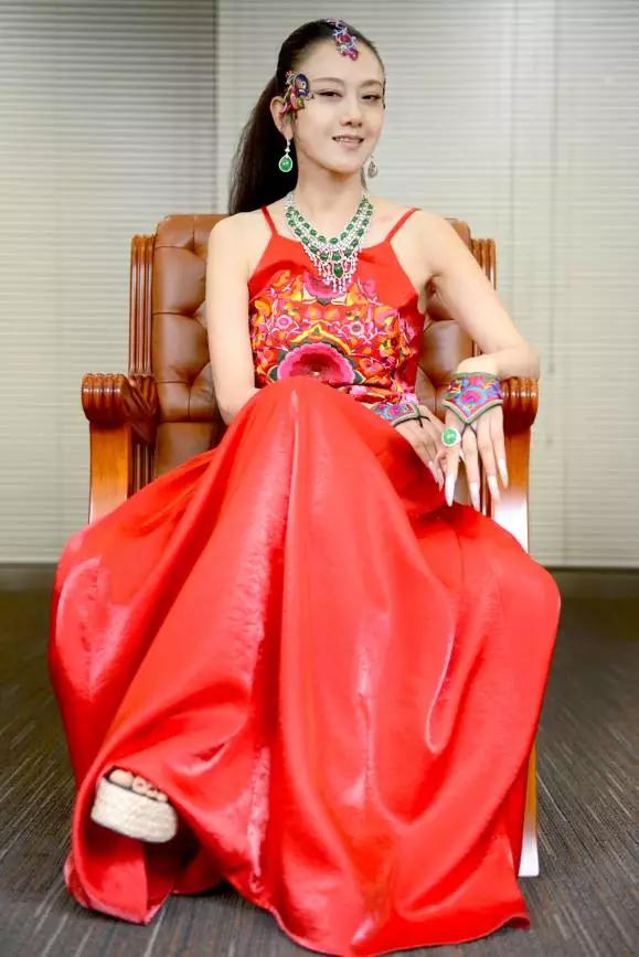 翡翠杨丽萍,七彩云南杨丽萍翡翠估价