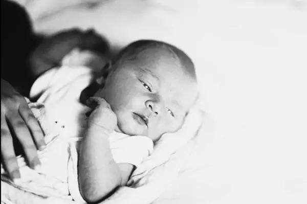 早产宝宝从出生到现在的变化,双胞胎妈妈意外怀孕