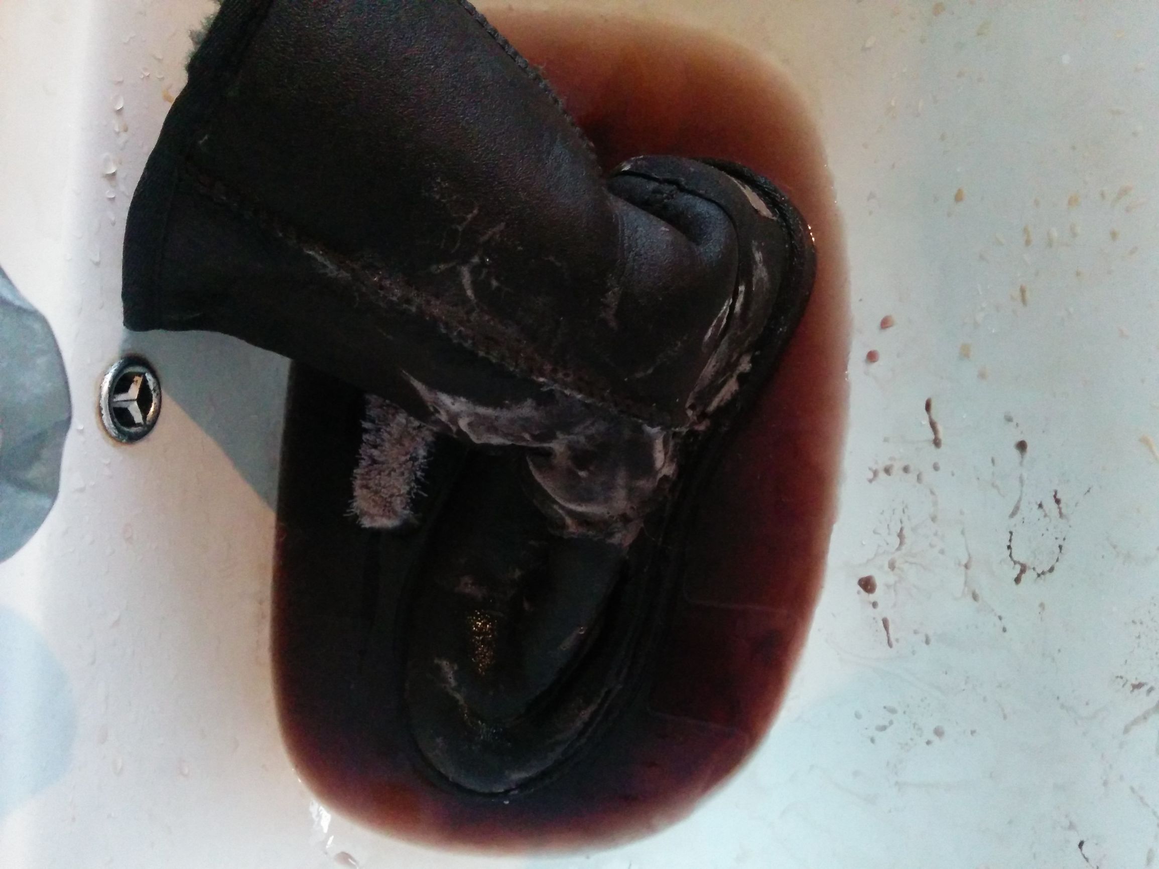 南阳某网友徒手洗了一双鞋，却被洗出来的东西吓尿了