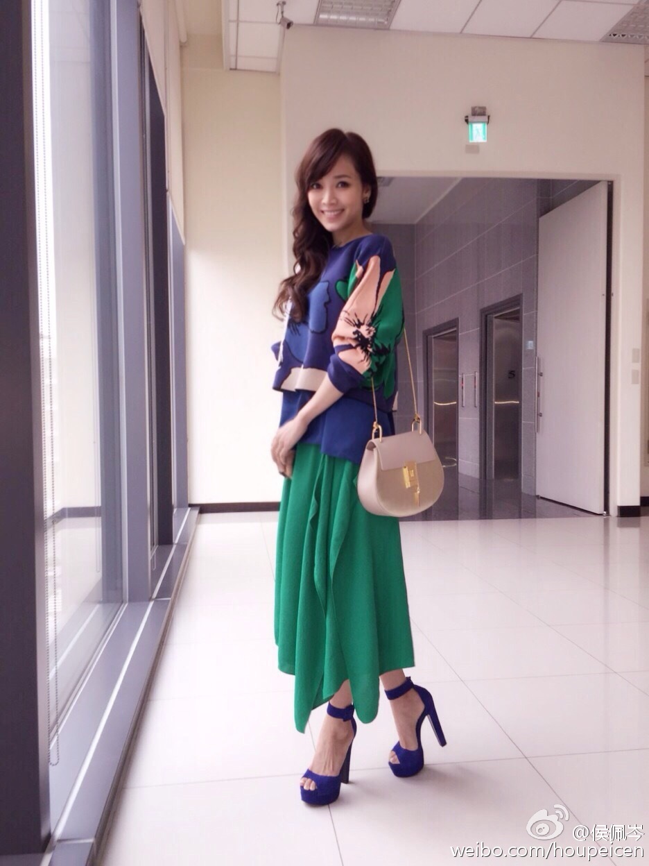 侯佩岑丈夫给她买珠宝,侯佩岑买包