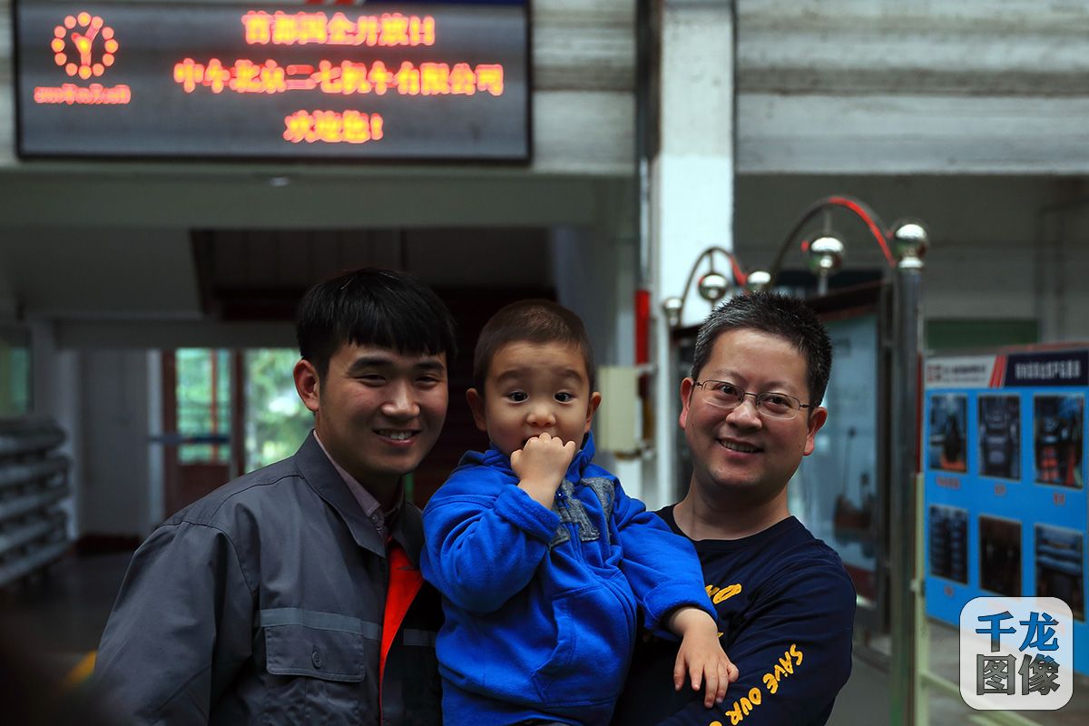 市民走进二七机车公司感受高铁时代工人力量