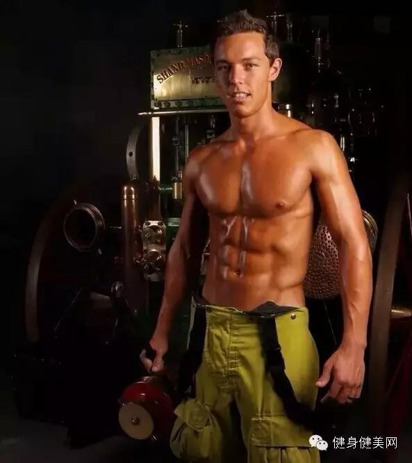 秀了身材，做了公益，还惹火了一大帮妹子...