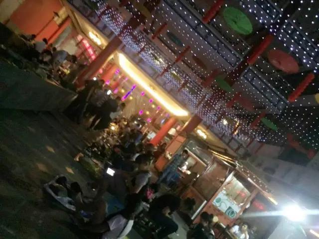 下雨的星光夜市视频大全,雨天的夜市