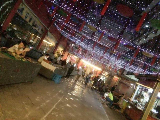 下雨的星光夜市视频大全,雨天的夜市