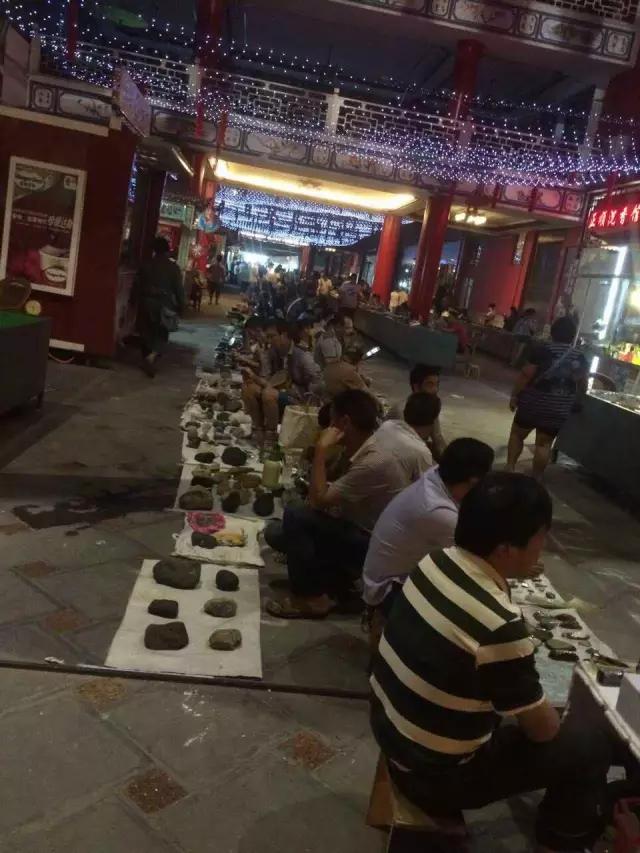 下雨的星光夜市视频大全,雨天的夜市