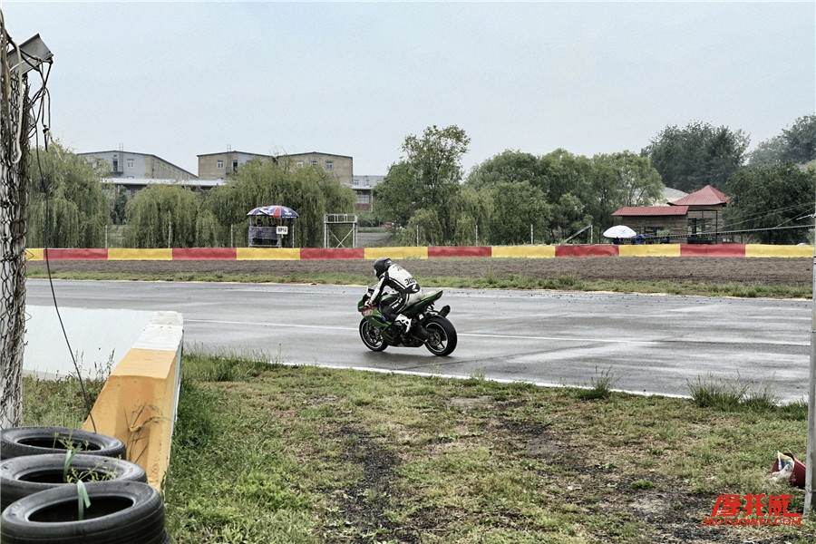 “旱鸭子与水怪”2016我是车手挑战赛首战摩托车组