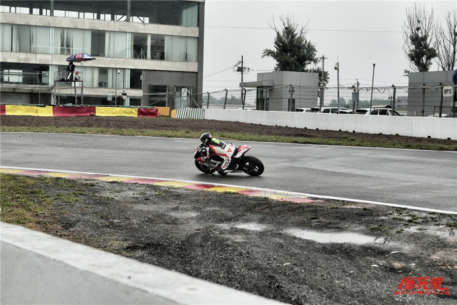 “旱鸭子与水怪”2016我是车手挑战赛首战摩托车组