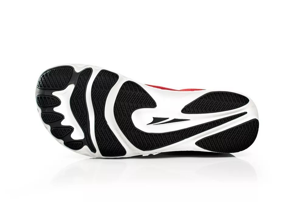 这是一双鞋子,一款既能爬山又能跑步的鞋