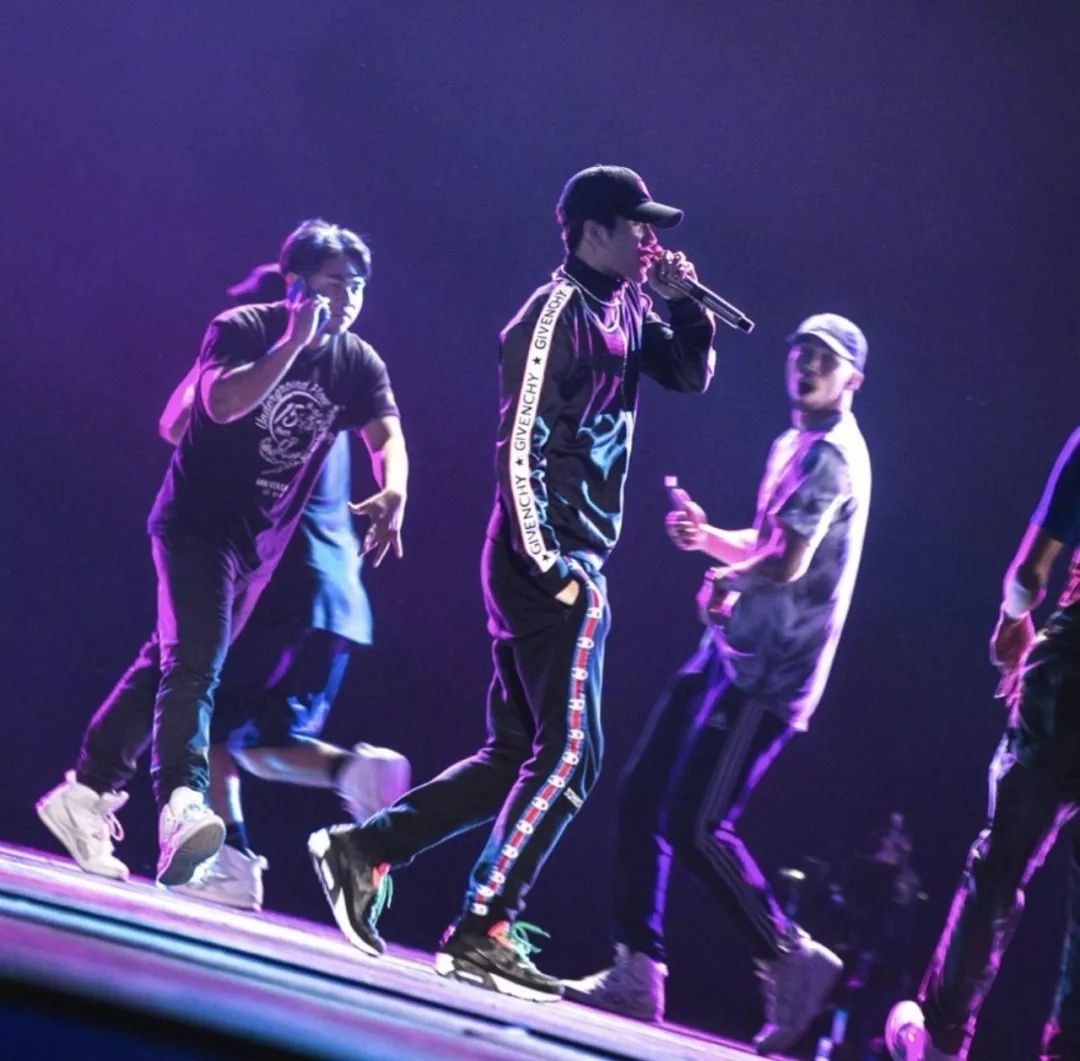 张艺兴告诉你努力的样子,张艺兴的座右铭是越努力越幸运吗