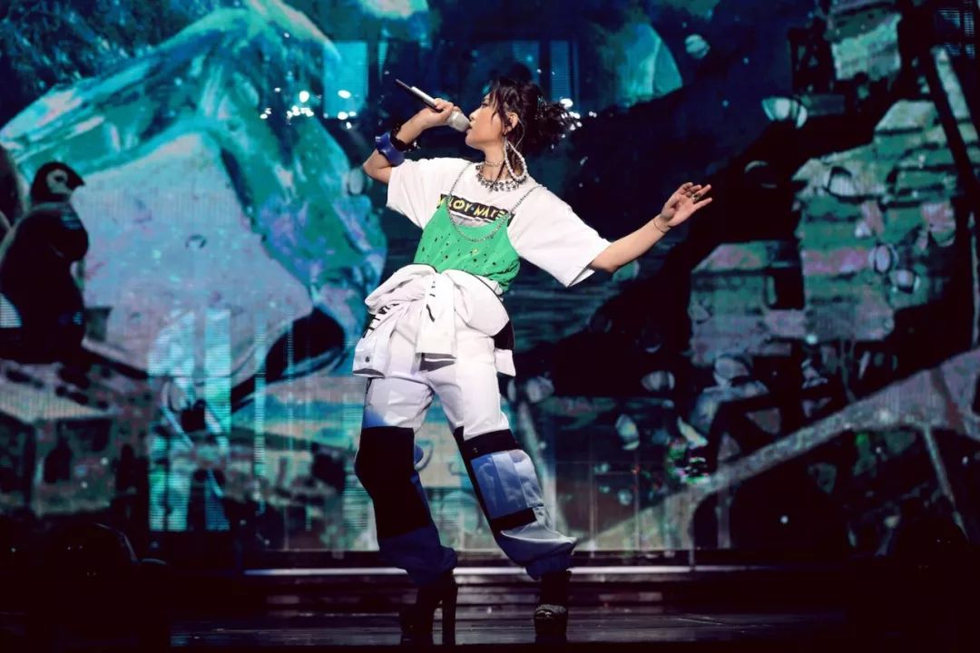 来，考考你｜知道李宇春膝盖上绑着的东西叫什么吗？