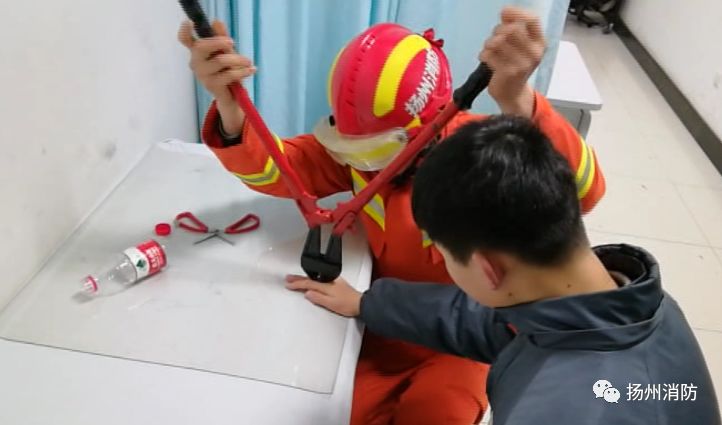 手指被戒指卡住求助消防员,男孩手指被卡求助消防员秒变话痨