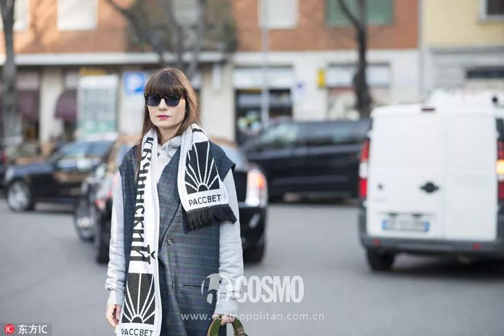 时髦办｜还不知道它？你和时髦之间只差一条印字围巾的距离